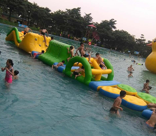 充气水上闯关
